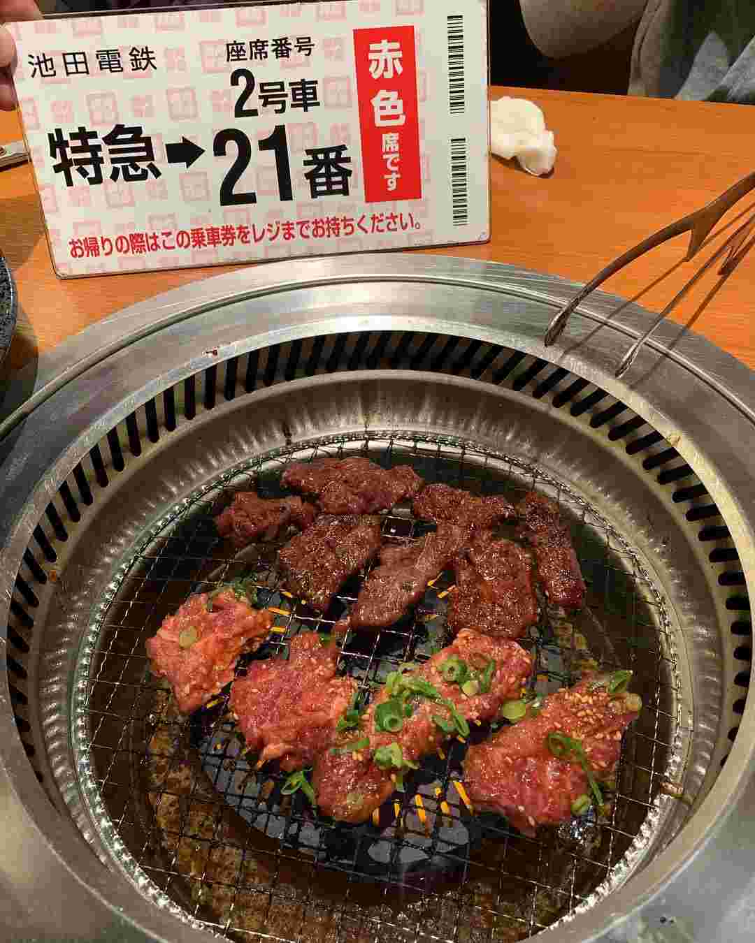 テーブル席札と網
