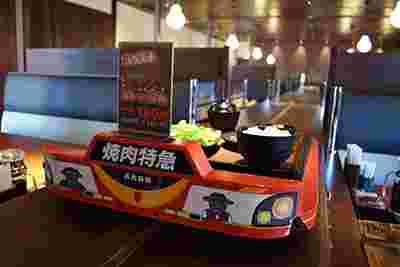 特急電車に乗ってやってくるランチ