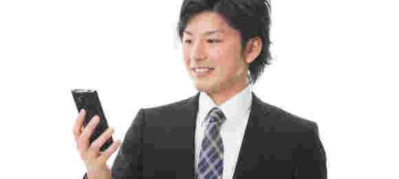 スマホを見る男性