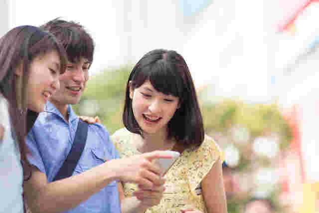 スマホを覗き込む男女