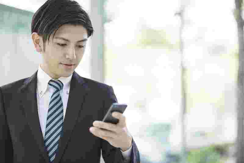 スマホを見る男性