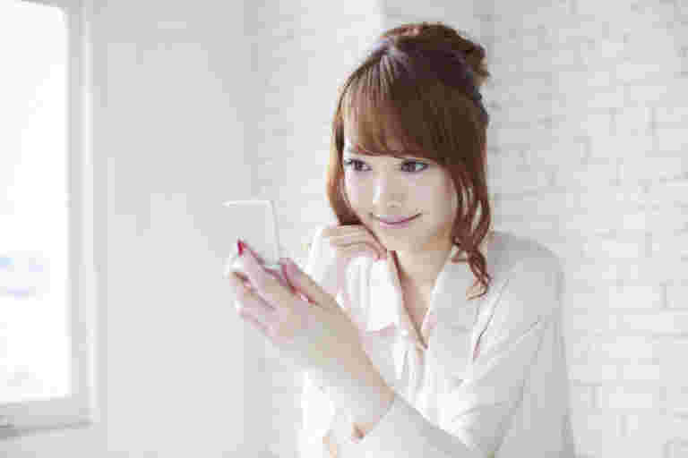 スマホを見る女性