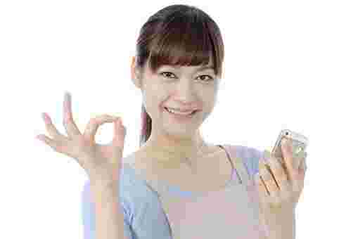OKポーズする女性