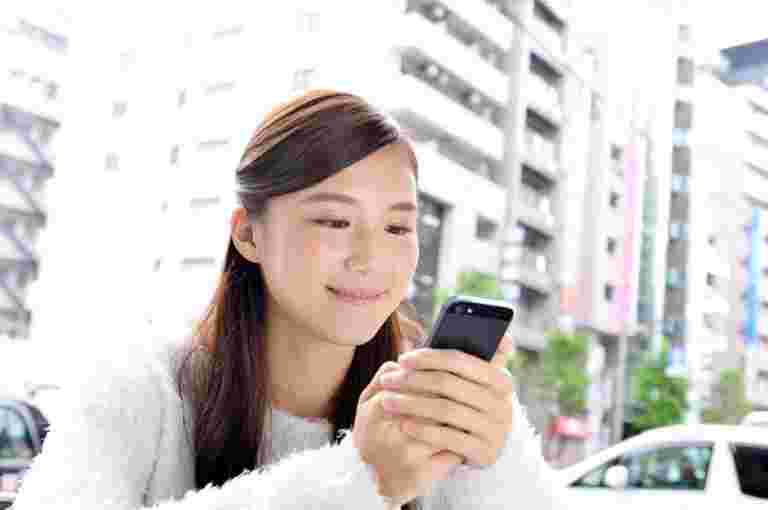スマホを見る女性