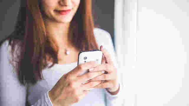 スマホを見る女性