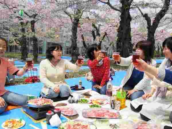 お花見をする人たち
