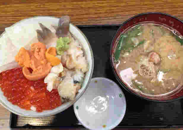 あぶや五色丼とかに汁