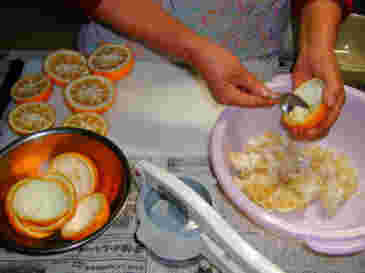 ゆず味噌を作っているところ