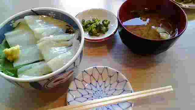 朝市食堂二番館のイカ刺丼