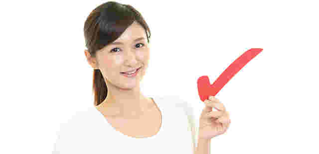 チェックマークを持つ女性