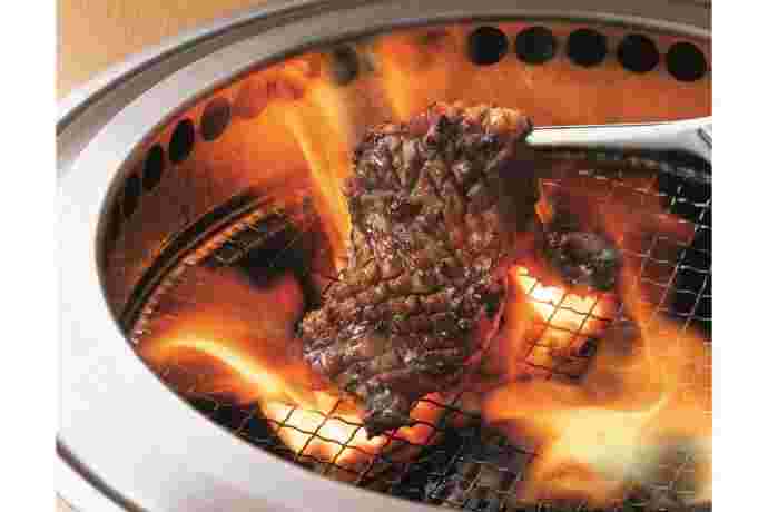 網の上の牛肉