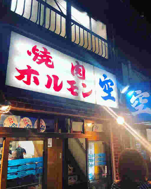 白い看板の店舗
