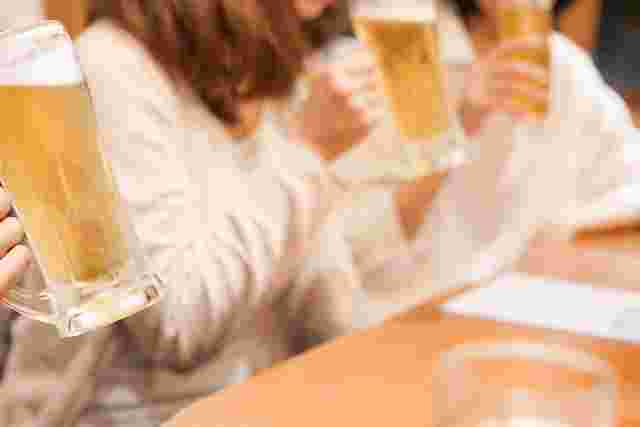 3人でビールを飲む