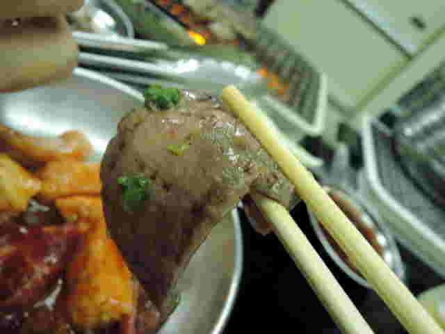 肉を箸で持った様子