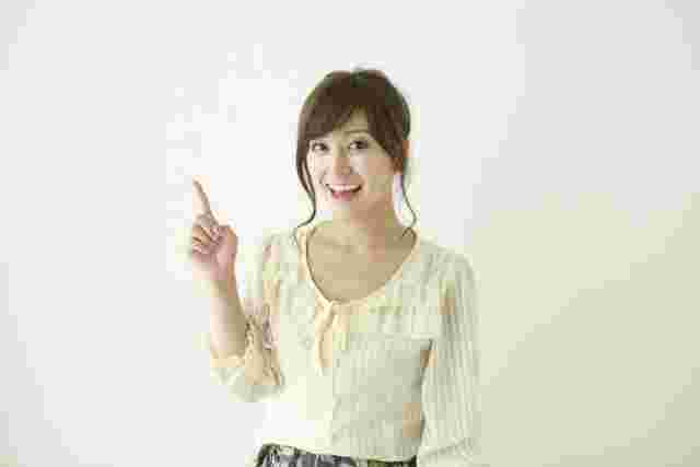 指差す女性