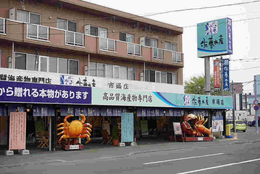 大きな蟹と海老のモニュメントが目印のお店