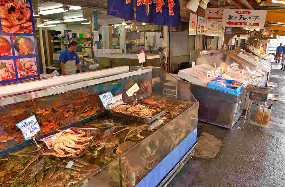 生け簀に入れられた活蟹などが並ぶお店の奥にある食堂の看板