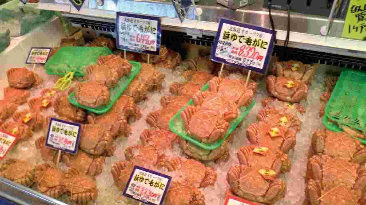 浜ゆで毛ガニが沢山並べられた店先