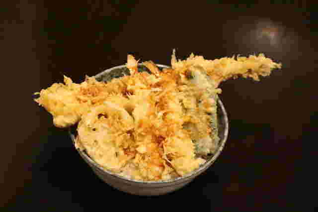 お皿からはみ出る天丼