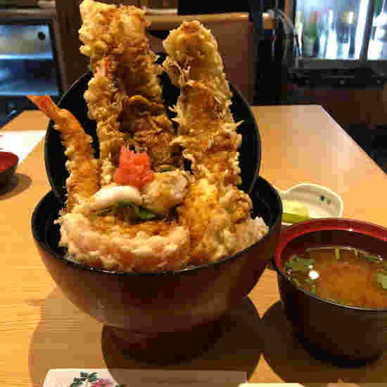 お店人気のデカ盛り天丼