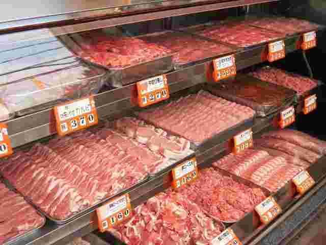 お肉の並んだ精肉店のショーケース