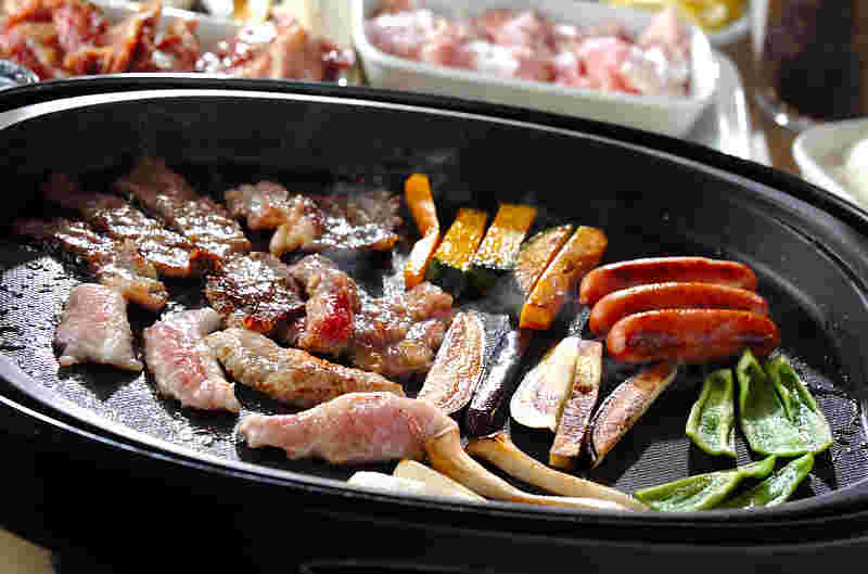 ホットプレートで焼肉風景