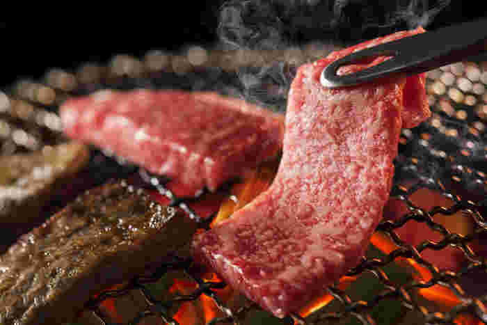 肉を網の上へ置く