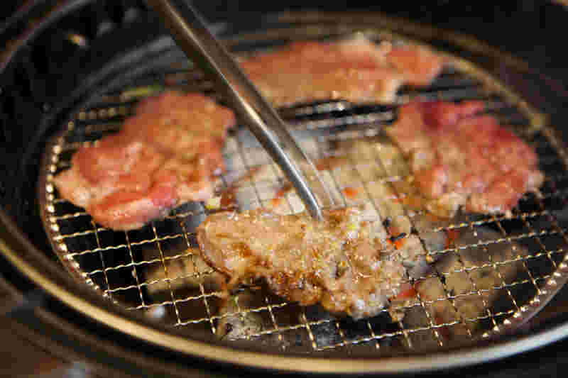 焼肉をしている