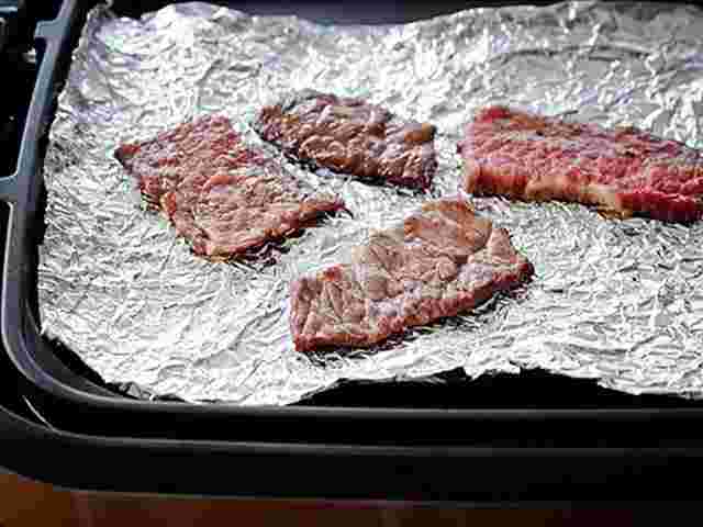 アルミホイルの上で肉を焼く