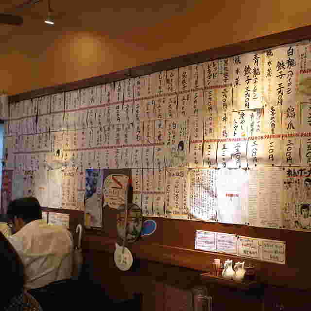 店内の壁一面に貼られているメニューの数々