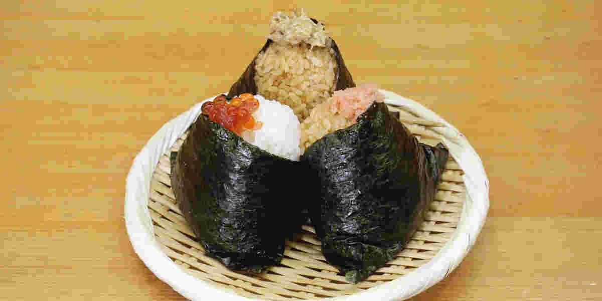 盛られたおにぎり