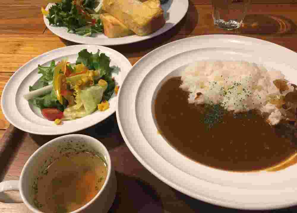 カレーとサラダのセット