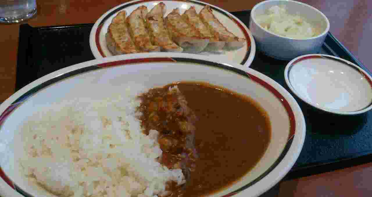 餃子とカレーの盛り合わせ
