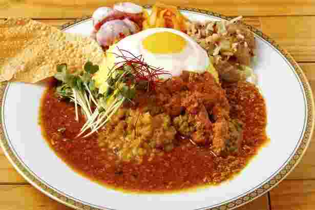カレーとトッピングの盛り合わせ