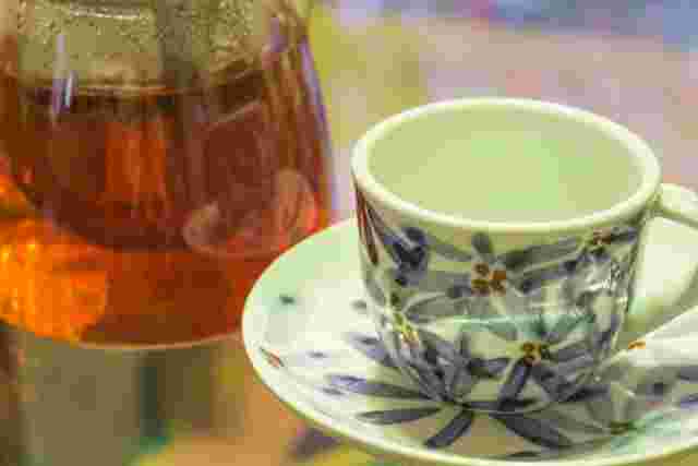 紅茶とカップ