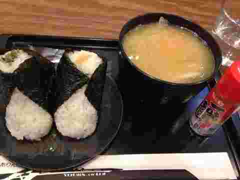 おにぎりと味噌汁のセット