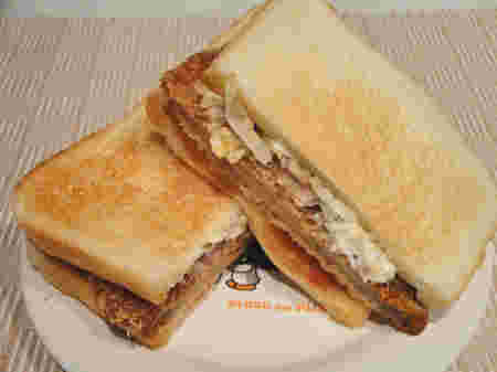 お皿に盛られたホットサンド
