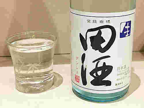 田酒ボトルとグラス
