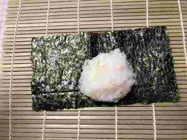 すし飯の乗った半切り海苔
