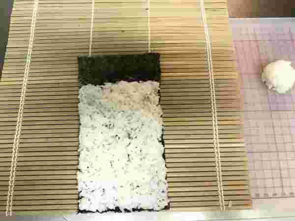 すし飯を広げた半切り海苔