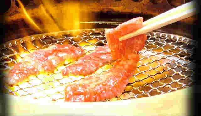 焼肉市場で肉を焼く