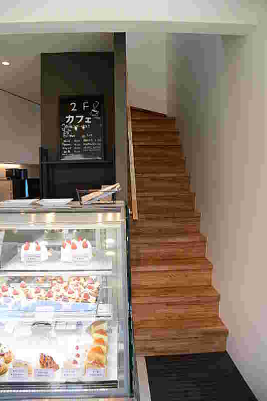 2階席への階段とショーケース