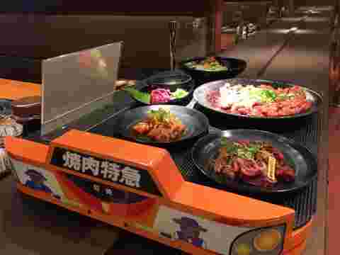 焼肉が運ばれる様子