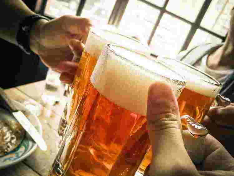 ジョッキグラスで美味しそうなビールを乾杯