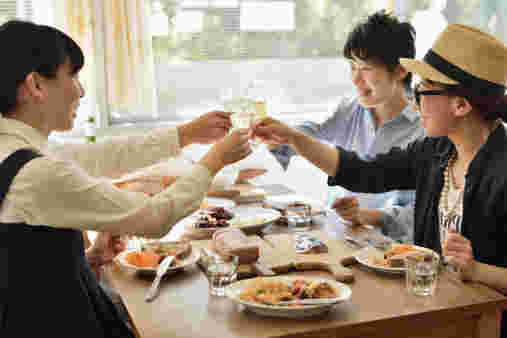食事をする4人の男女