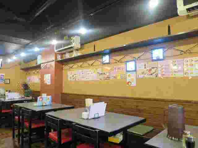 店内、テーブル席