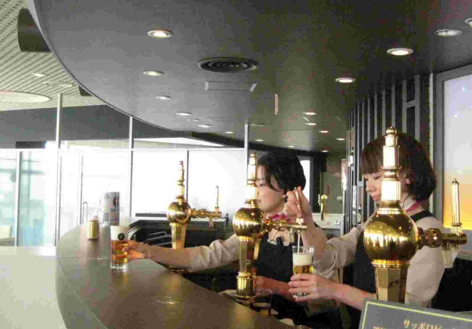 ビールを注ぐ千葉ビール園のスタッフ