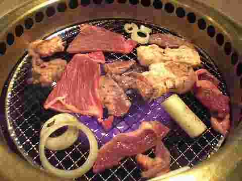 網の上で焼かれるジンギスカン