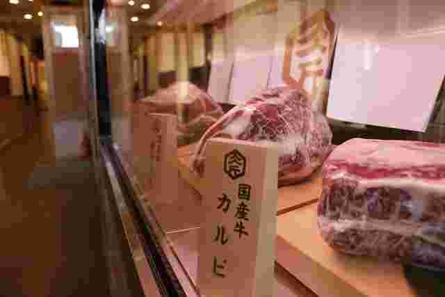 店内に飾られた肉
