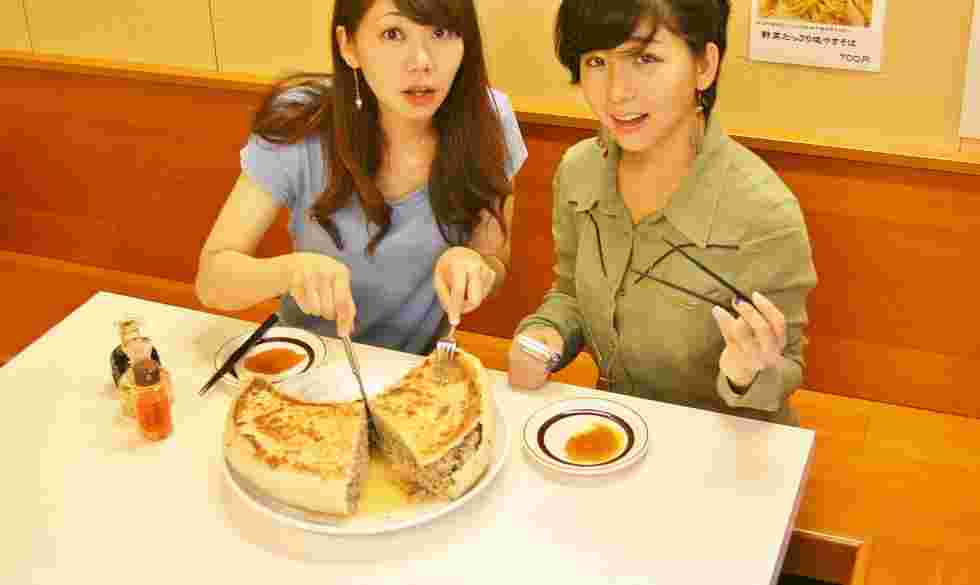 ジャンボ餃子を食べている女性二人